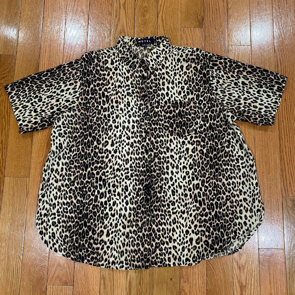 Motel Leopard Cheetah Print Button-Up Short Sleeve Collared Shirt Women's Size L